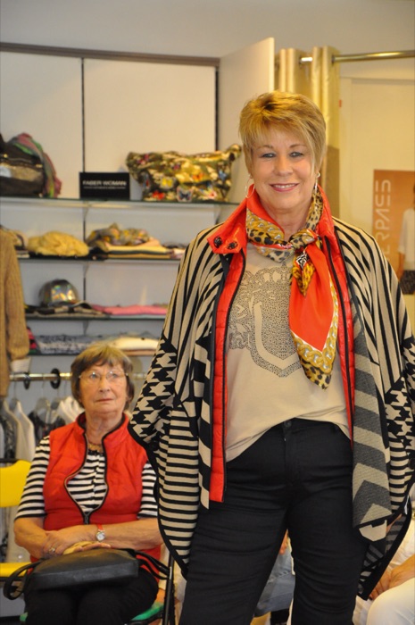 Gestreifte Jacke mit rotem Seidentuch und Statementkette