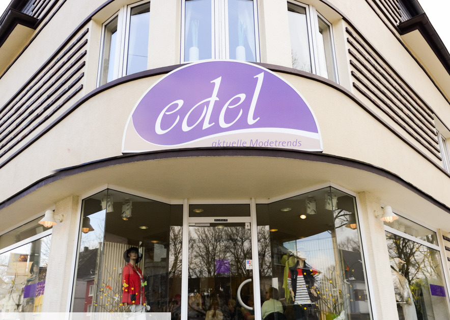 Außenansicht des Geschäfts mit dem violetten Ladenschild edel