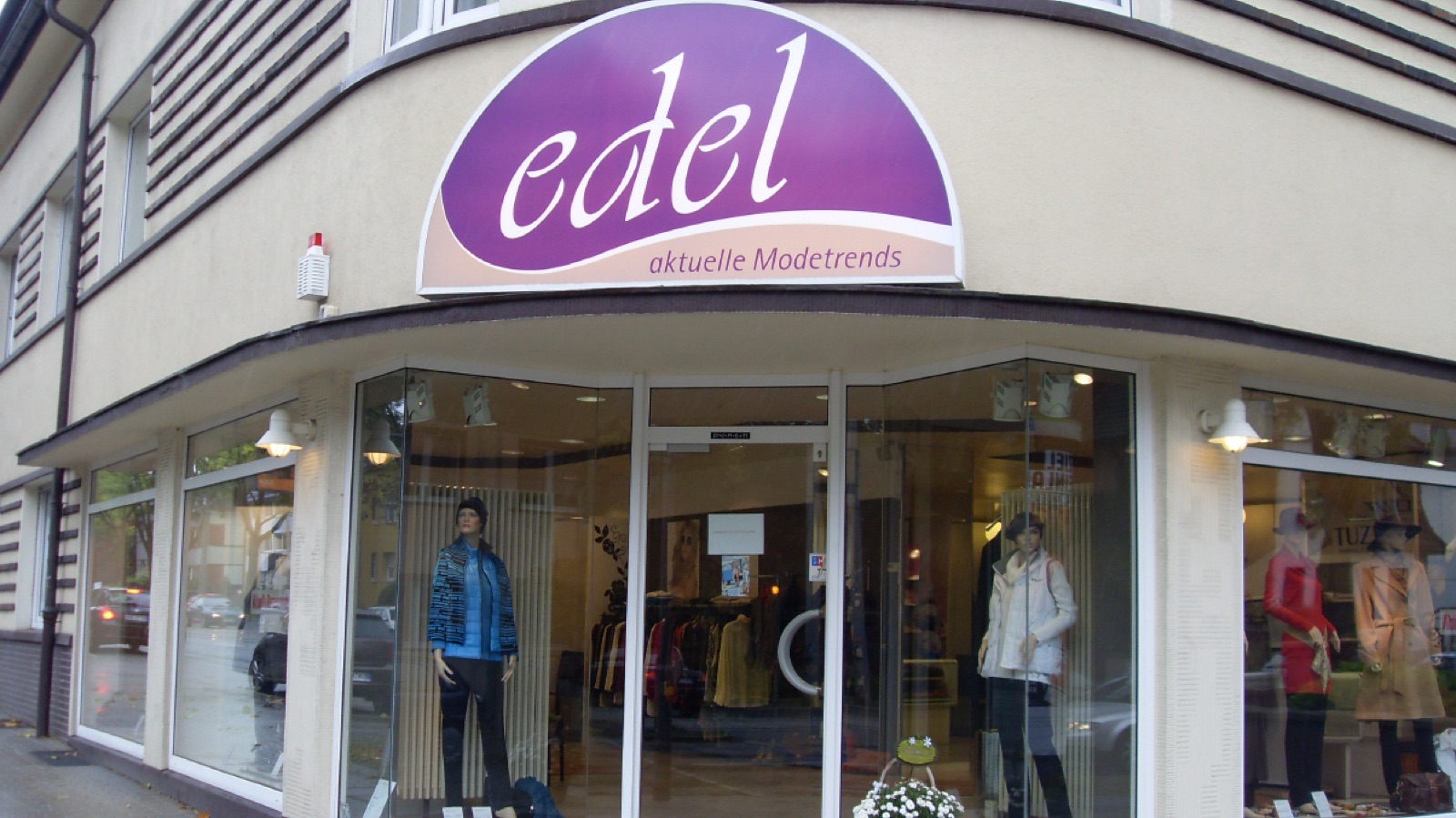 Schaufensterfront des Modegeschäfts edel an der Wittener Straße in Bochum